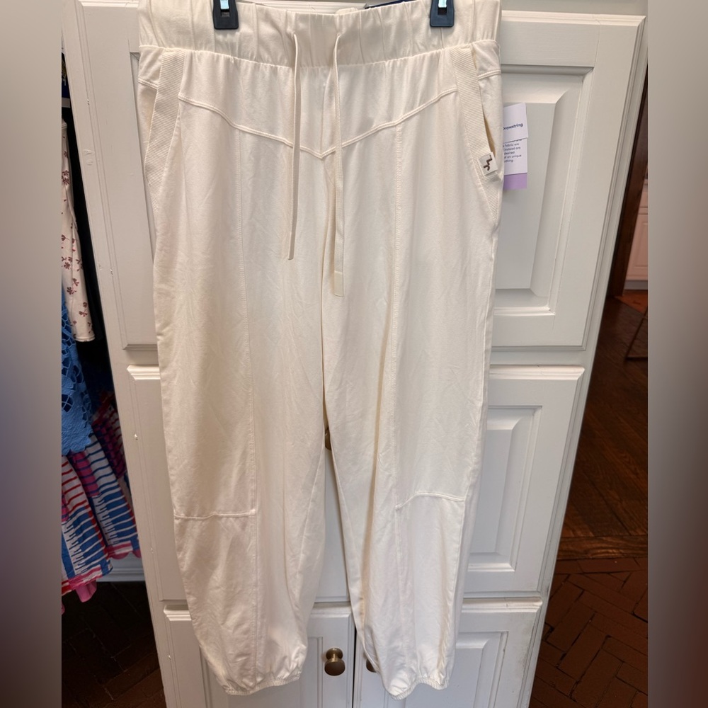 NWT joy lab joggers in cream, size medium